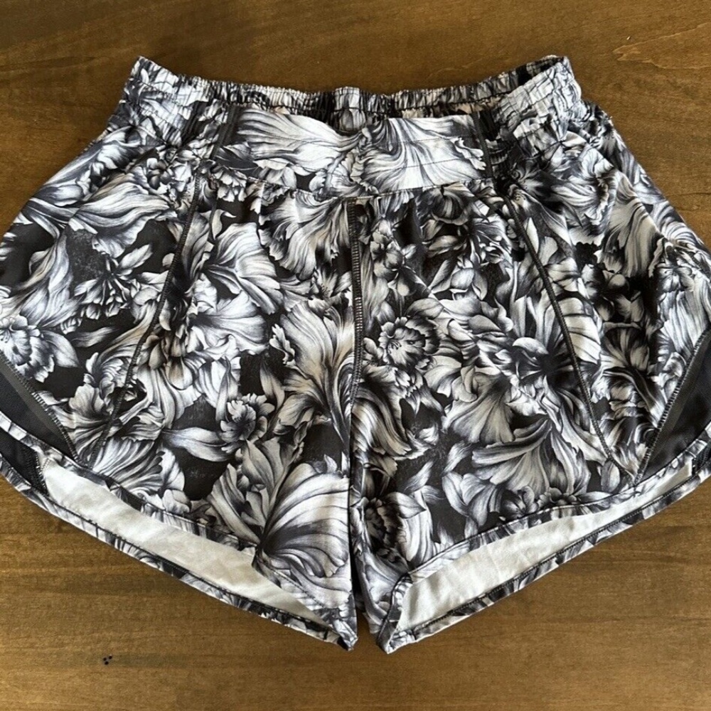 Lululemon Hotty Hot Short II Long 4" Night Garden Ice Grey Black Women's Size 6